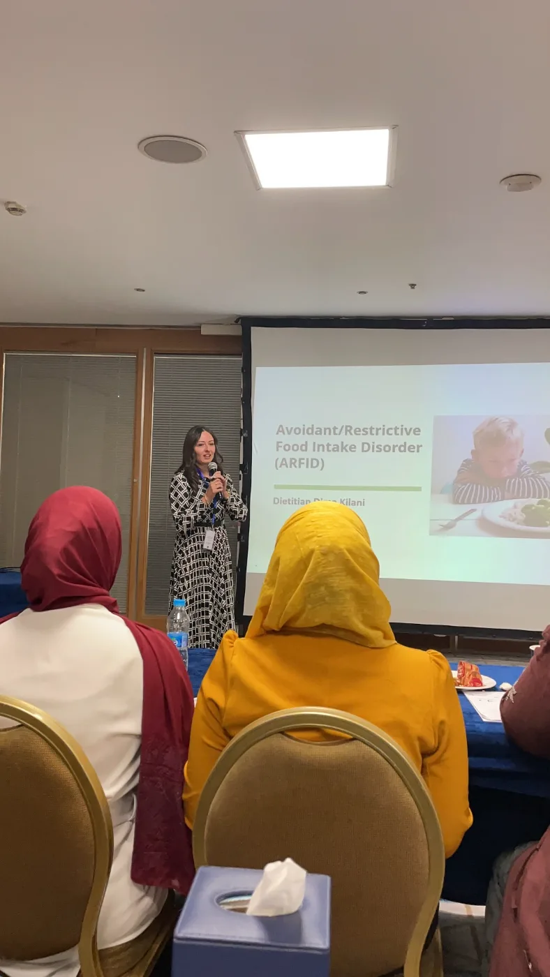 متحدثة تقدم محاضرة عن اضطراب تجنب أو تقييد تناول الطعام أمام الحضور