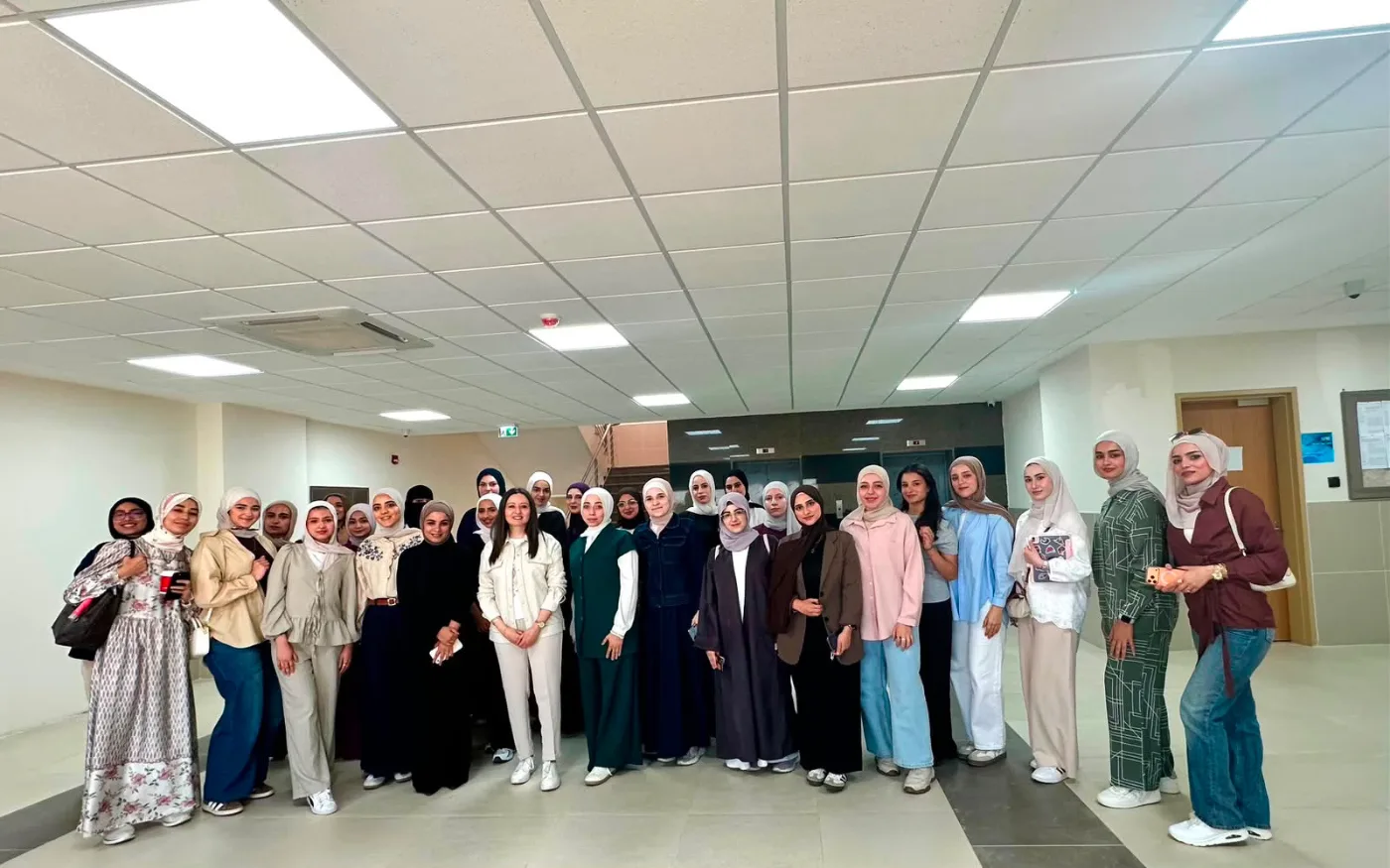 صورة جماعية بعد محاضرة لطلبة التغذية في جامعة العلوم التطبيقية