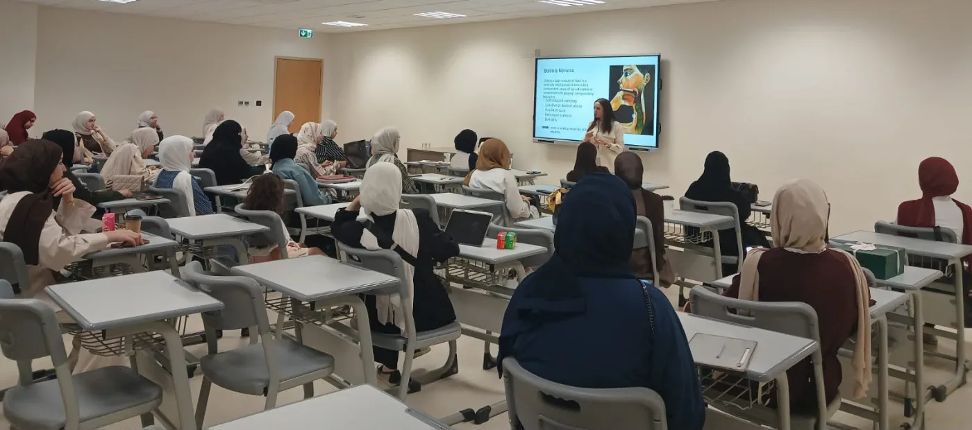 حضور محاضرة في قاعة دراسية بجامعة العلوم التطبيقية